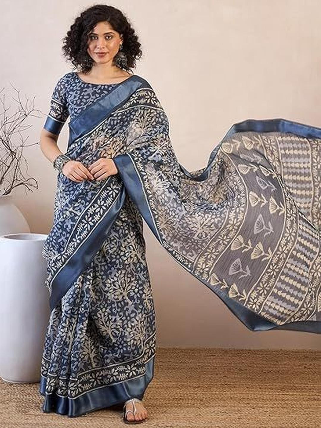 Varnya Floral Printed Saree With Unstitched Blouse