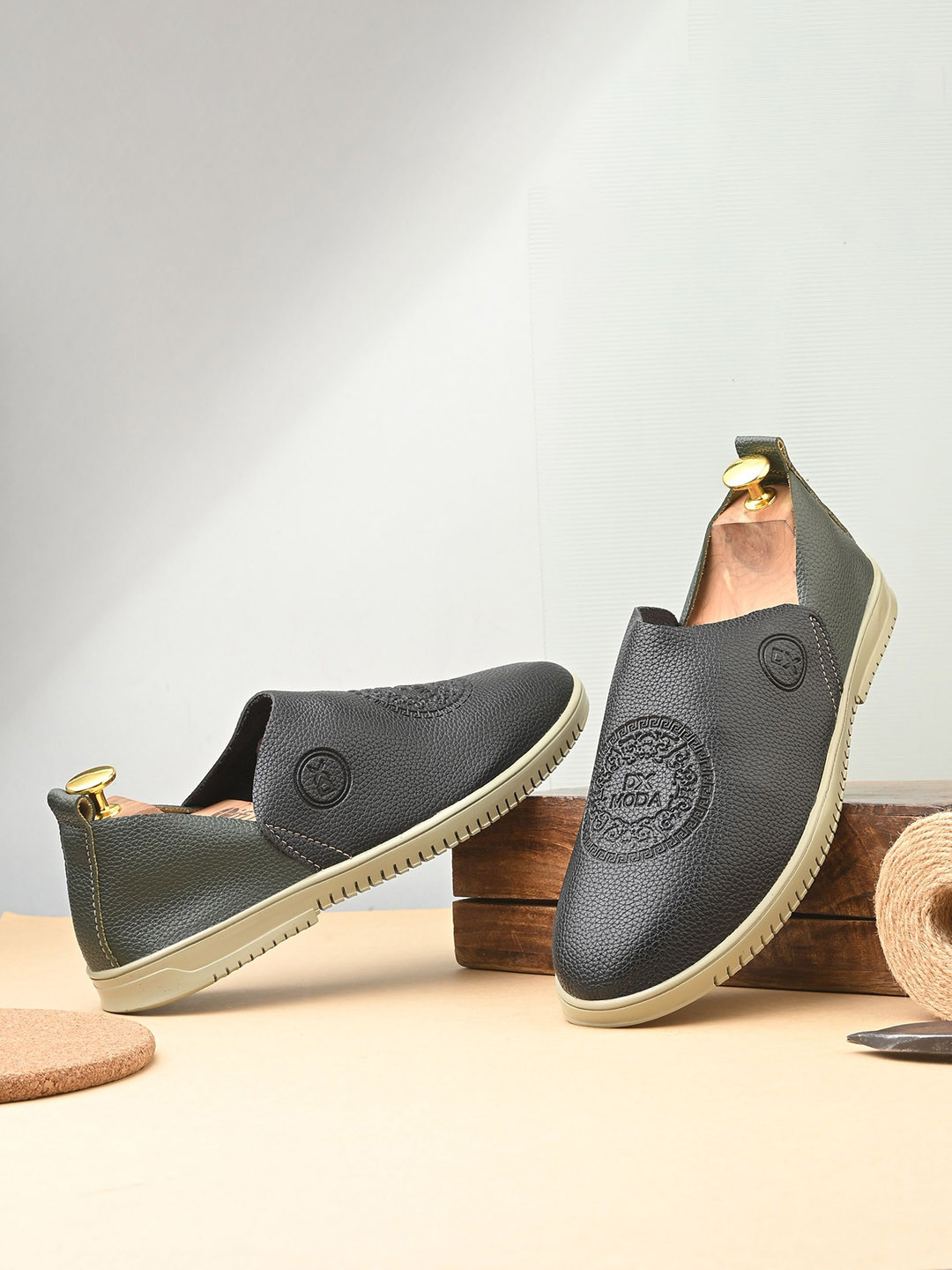 JK Port Men Textured Round Toe Lightweight Mojaris