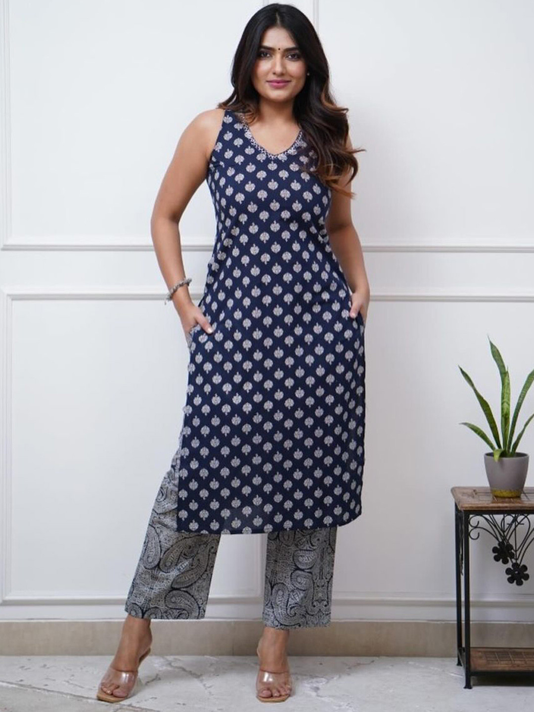 Xelov Floral Printed Round Neck Sleeveless Pure Cotton Kurta With Trousers