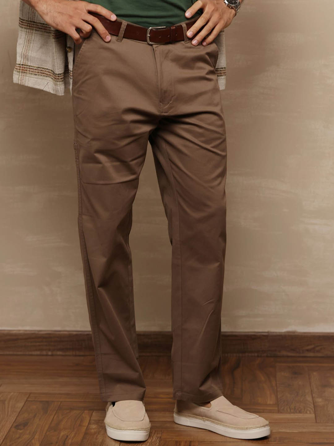 Uncluttered Closet Men Relaxed Straight Leg Straight Fit High-Rise Cargos Trousers