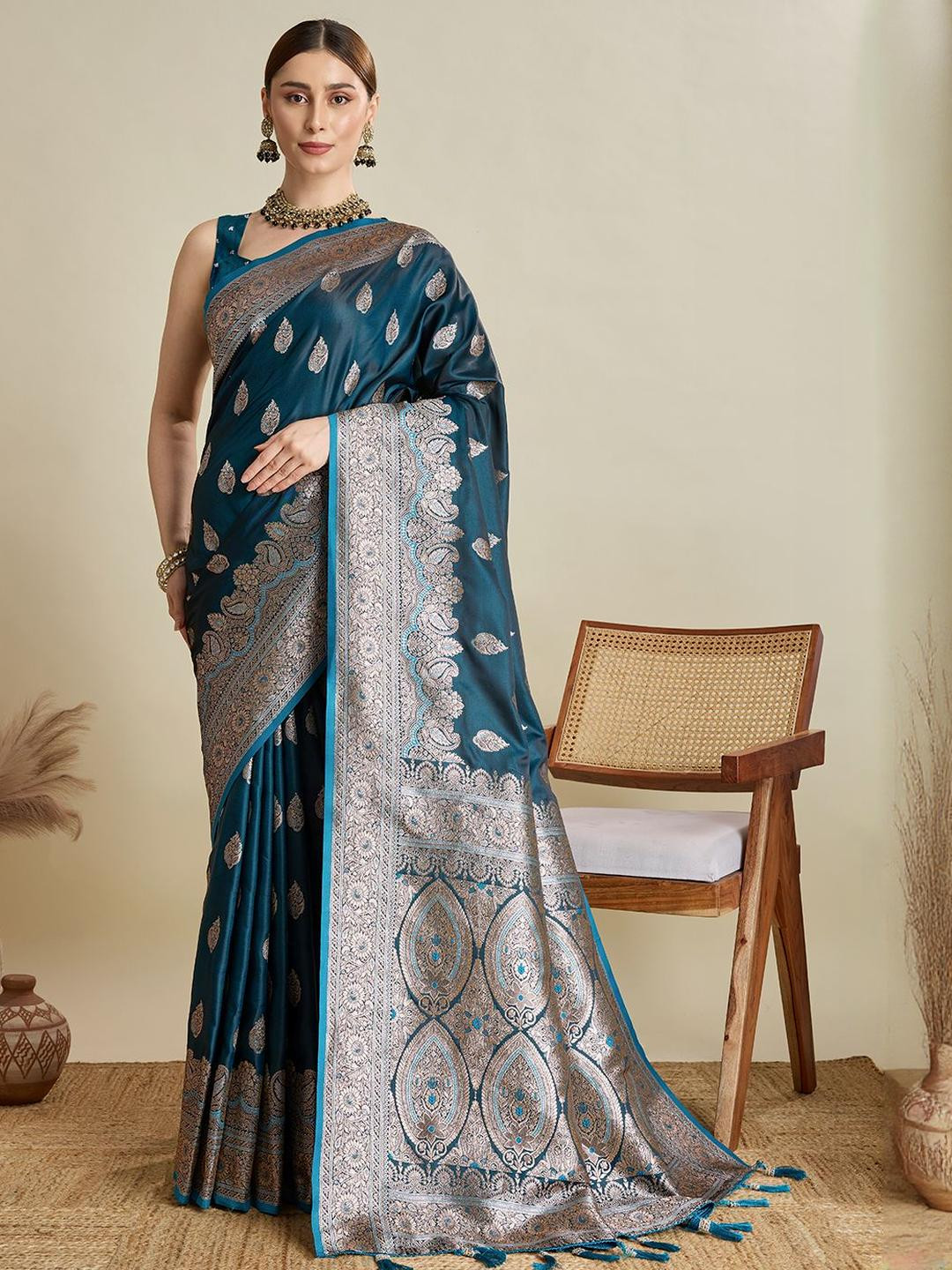 VARNI FABRICS Floral Satin Designer Banarasi Saree