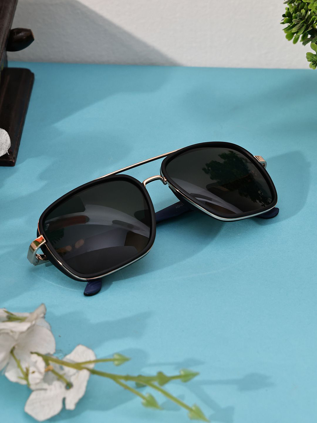 Garry Gobbs Unisex Green Lens & Gold-Toned Square Sunglasses With UV Protected Lens