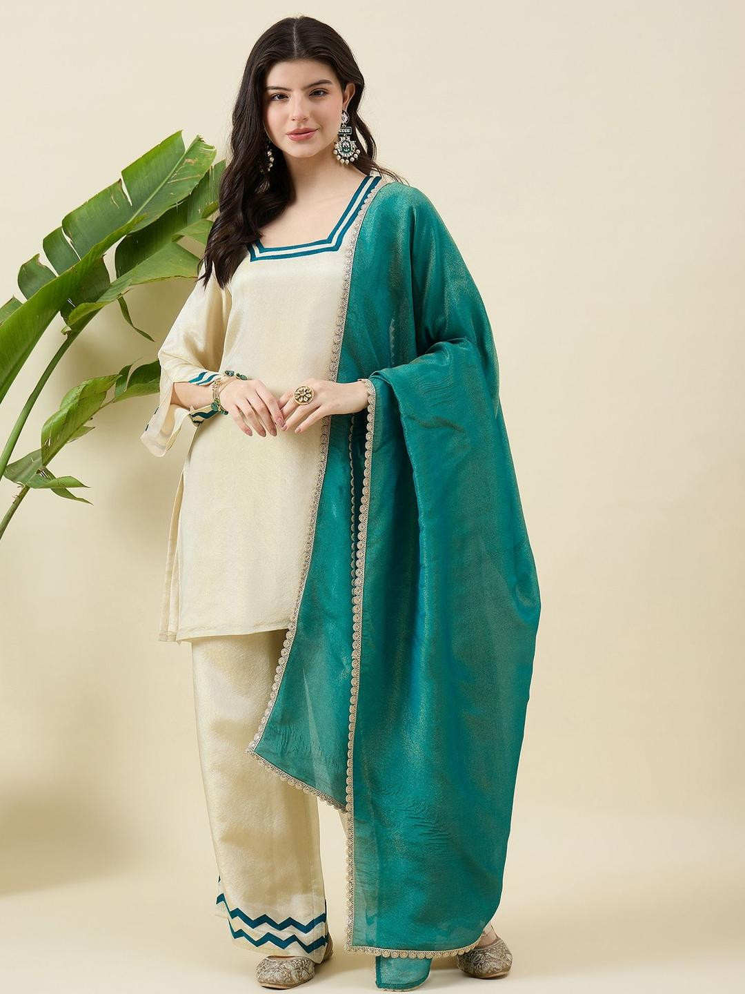 Aritri Women Solid Kurta with Trousers & Dupatta