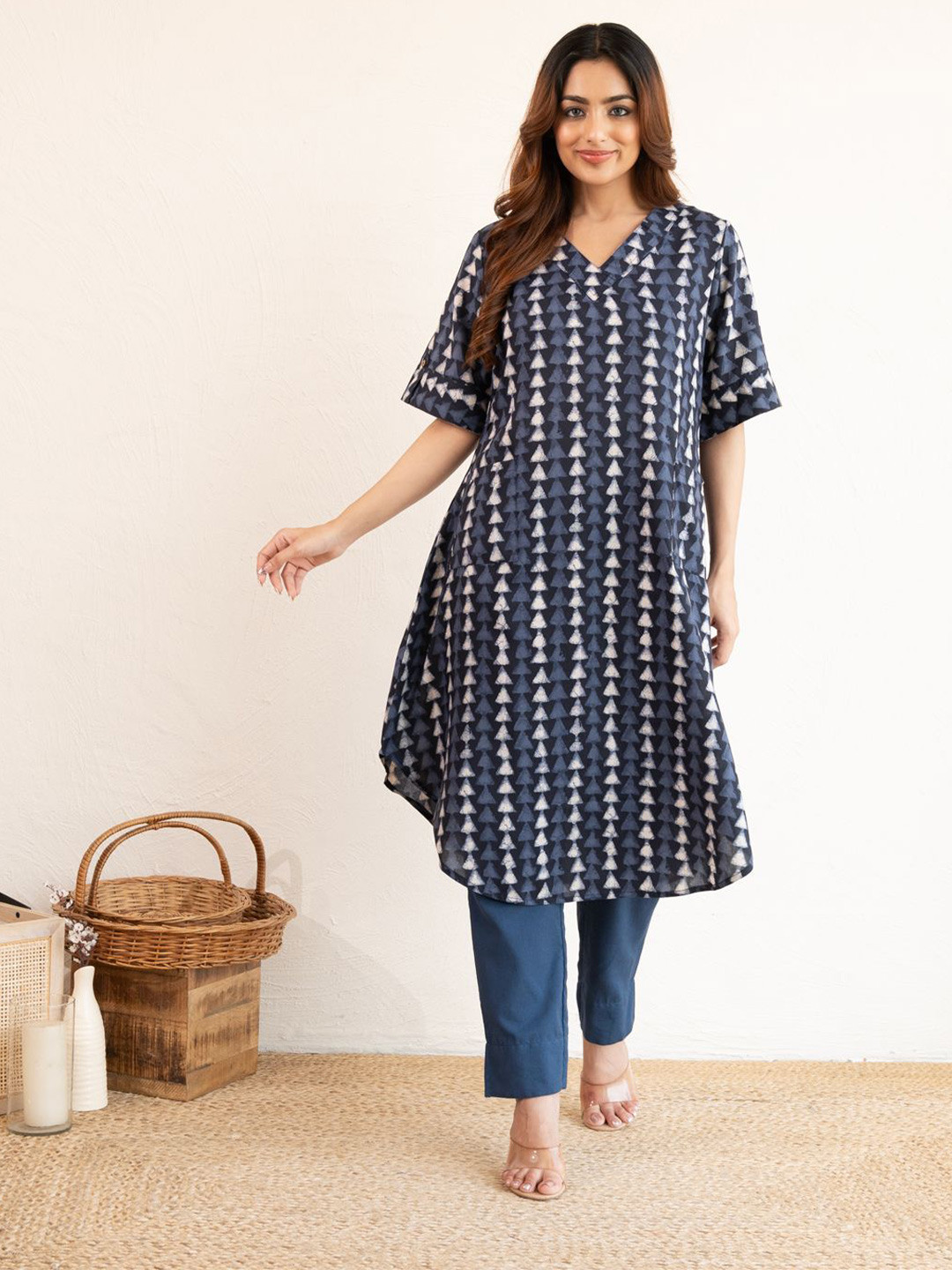 COTTONS DAILY Geometric Printed Mirror Work V-Neck Short Sleeves Kurta