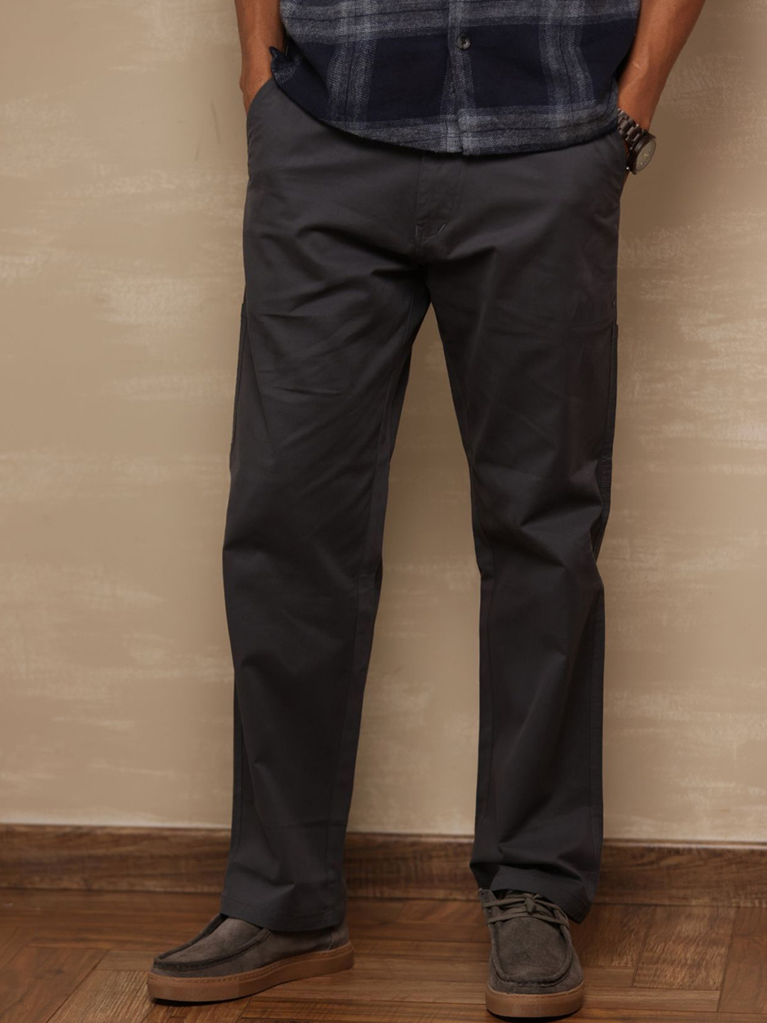 Uncluttered Closet Classic Men Relaxed Straight Leg High-Rise Back Pocket Cargos Trousers