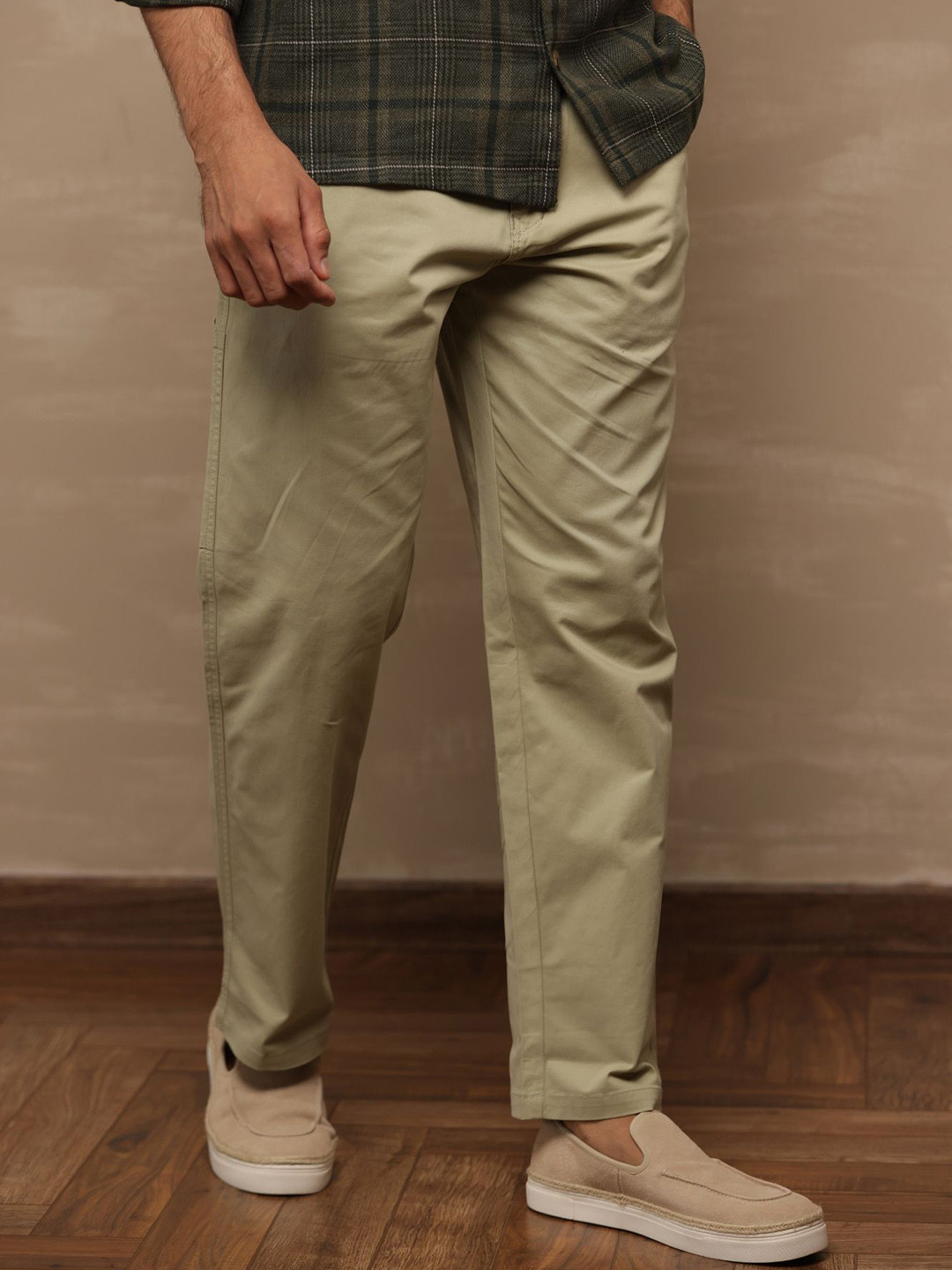 Uncluttered Closet Men Cotton High-Rise Straight Fit Cargo Back Pocket Trousers