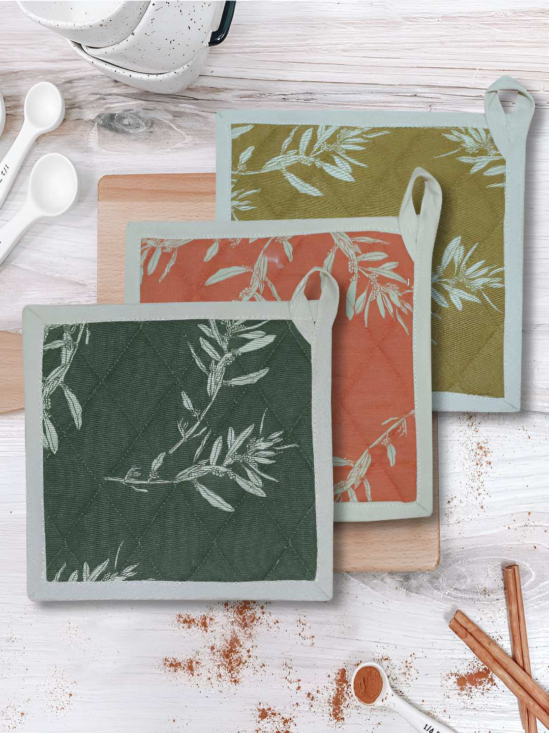 HOME COLORS.IN Green Fabric Trivet