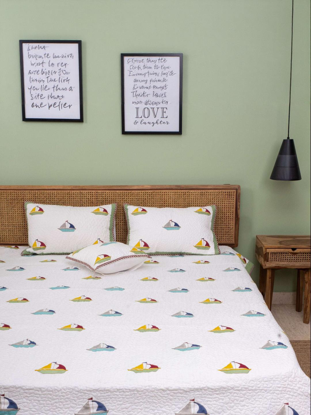 MuddnMe  Reversible Quilted Bedcover with Pillow Cases