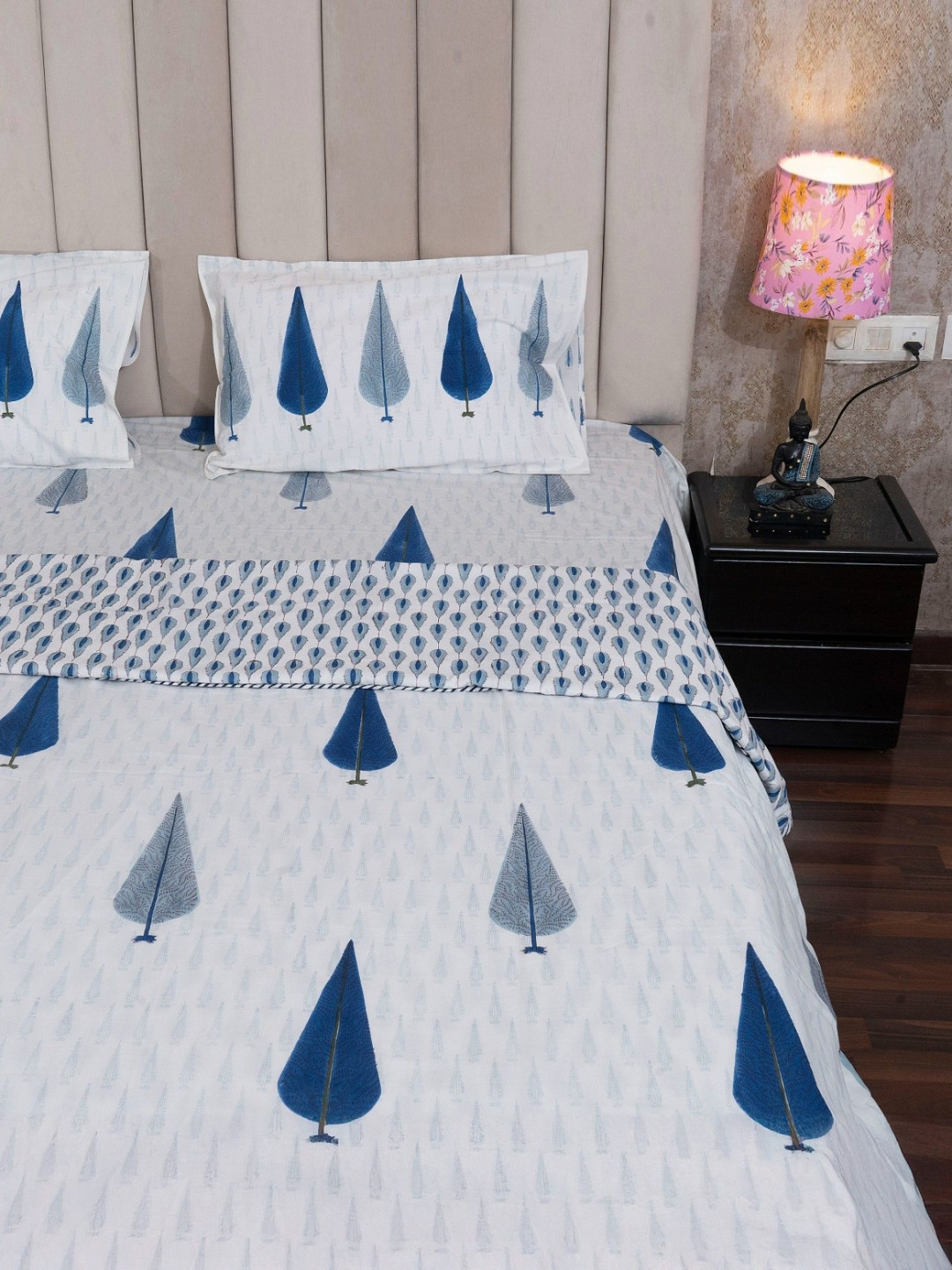 Hawamahal Neel Bagh White & Blue Printed Cotton 350 TC King Bedsheet Set 2.25 m x 2.75 m
