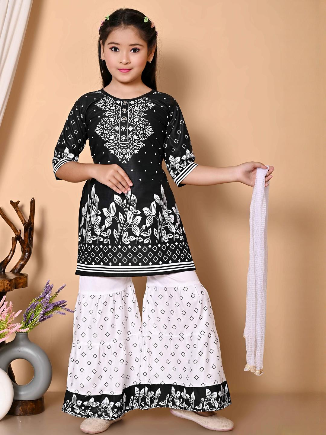 NFashion Girls Printed kurtha set