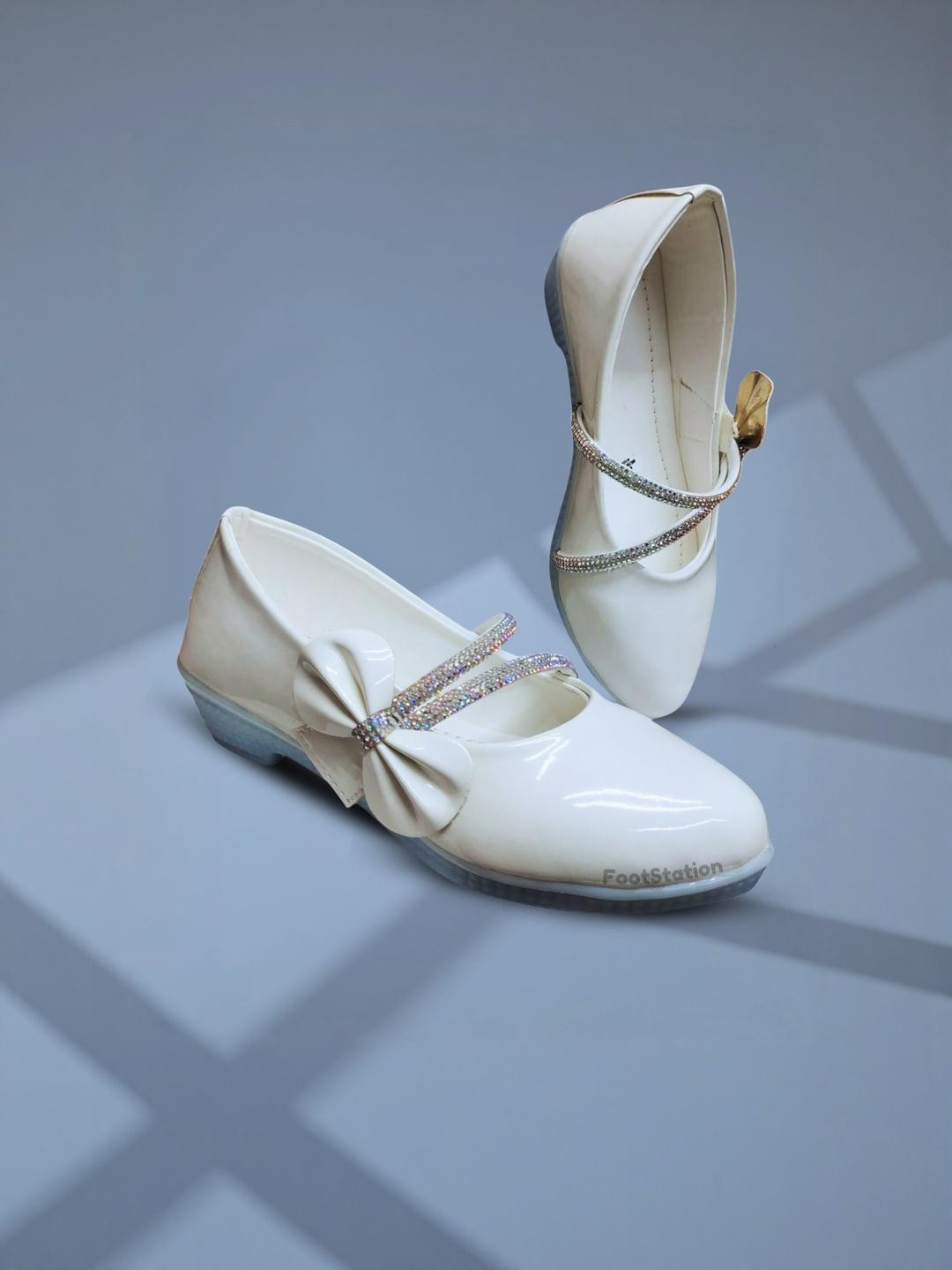 FootStation Girls White Canvas Mojaris