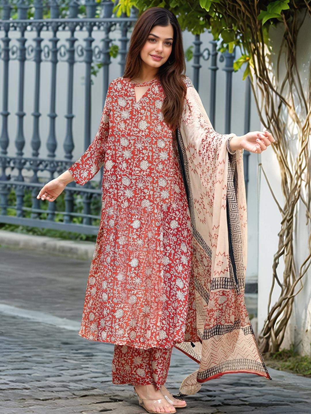 Aaghnya  Women Red Rayon Blend Printed Anarkali Kurta Set With Dupatta