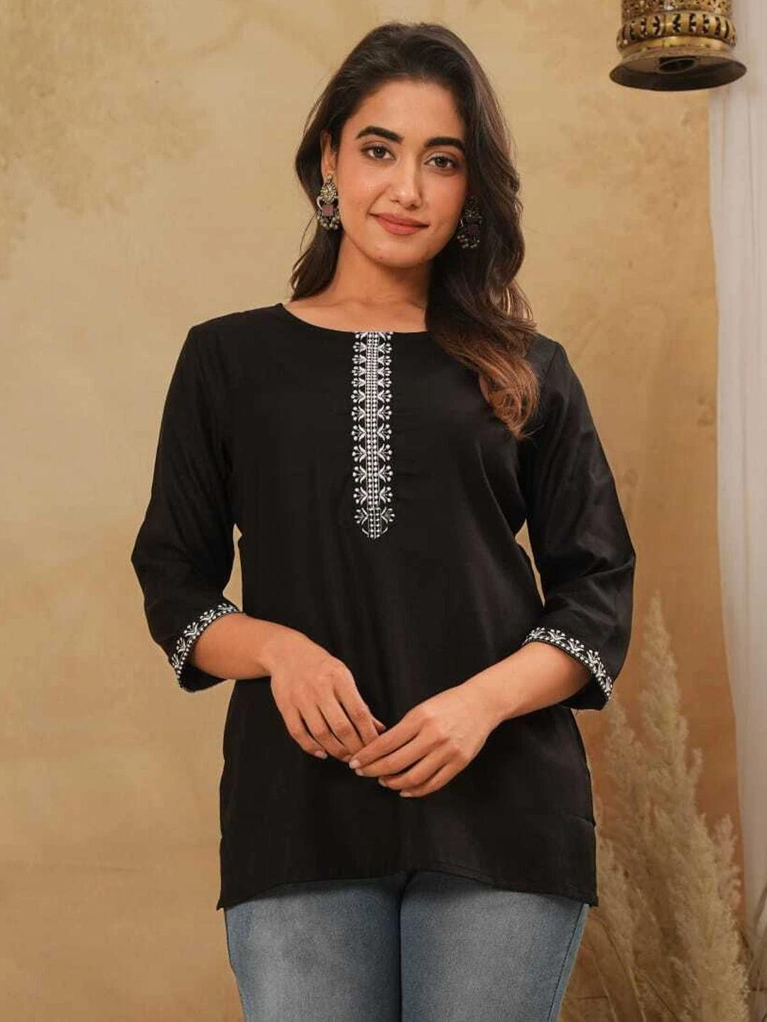 AARODHIYA Women Solid Pure Cotton Kurti