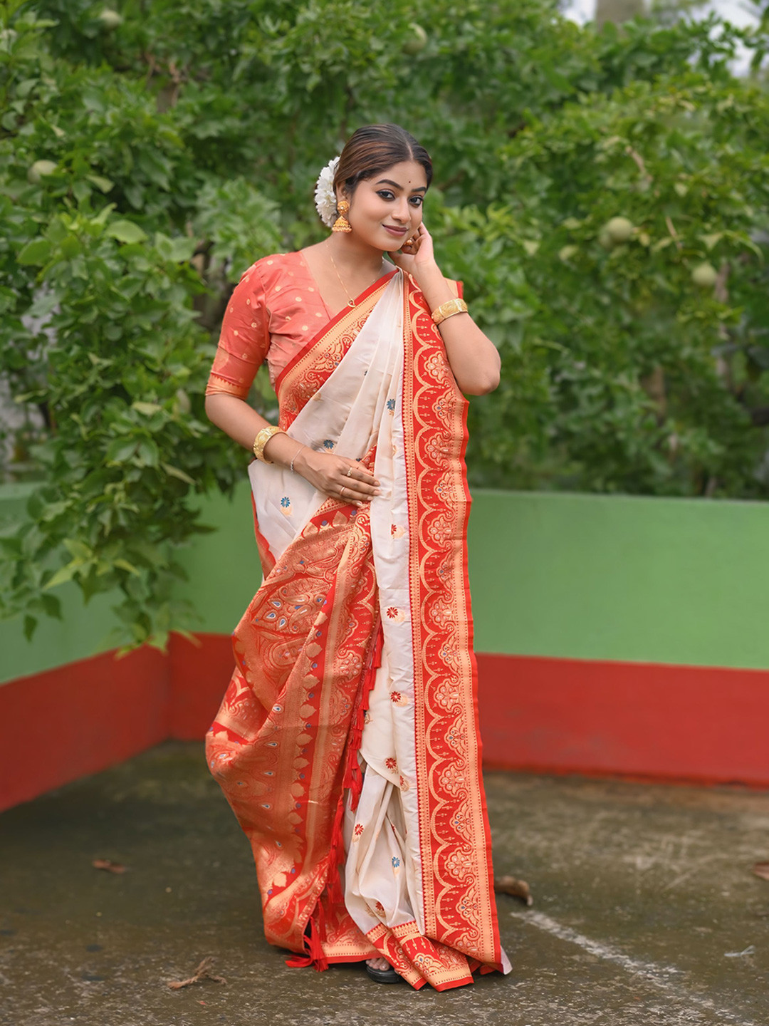 ELITE WEAVES Woven Design Zari Silk Blend Baluchari Saree