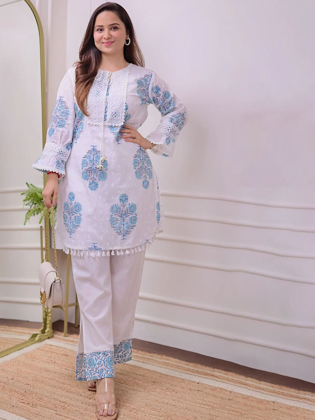 Heavenly Attire Ethnic Motifs Printed Straight Kurta With Trousers