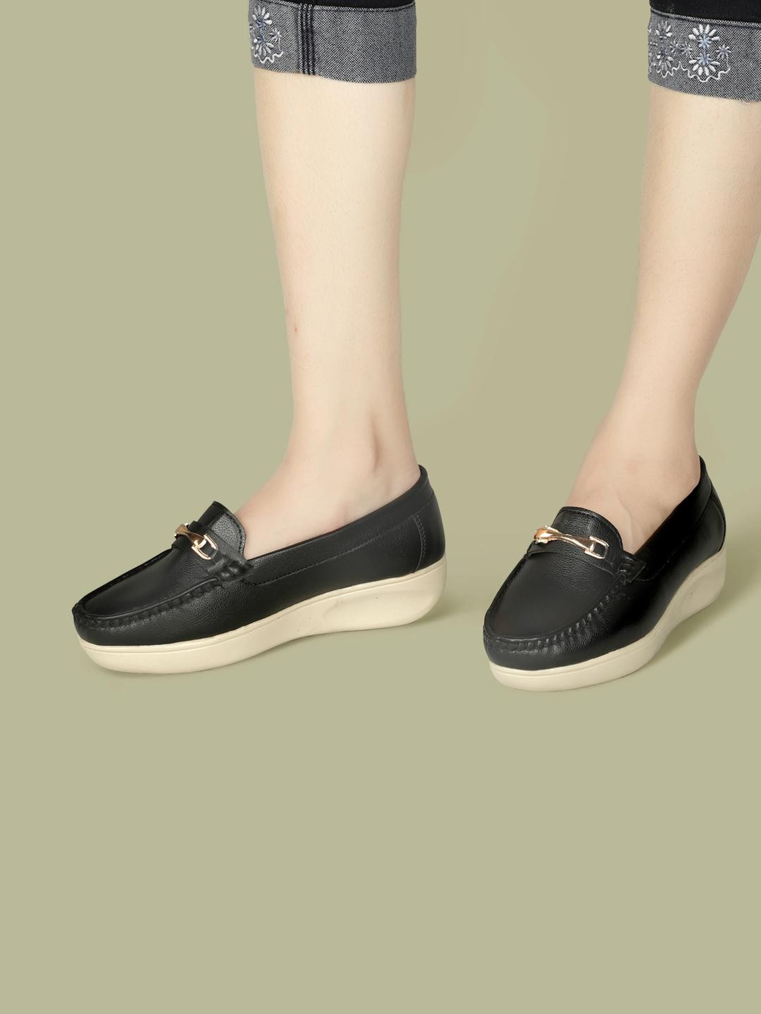 INKLENZO Women Black Loafers