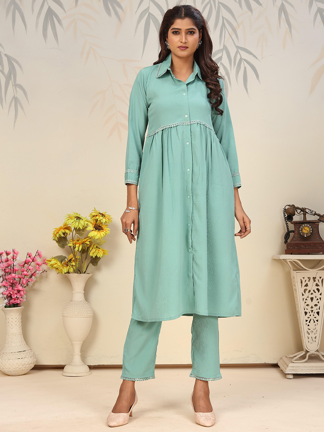 DIVASTRI Pleated Spread Collar Thread Collar A-Line Kurta With Trousers