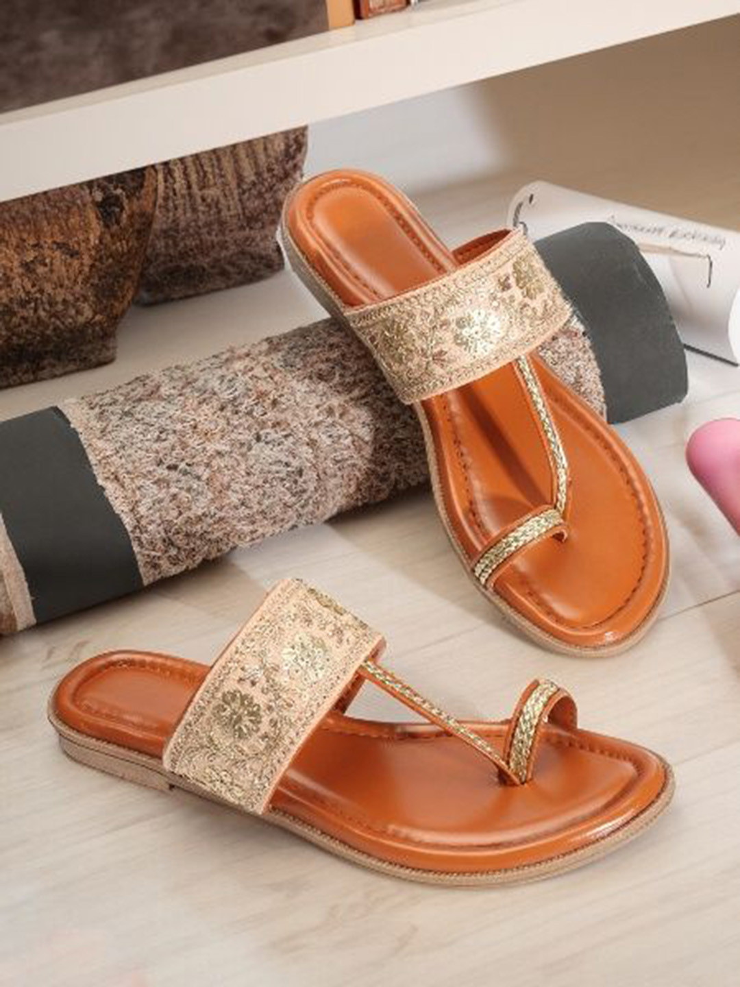 TWIN TOES Women Embellished Ethnic One Toe Flats