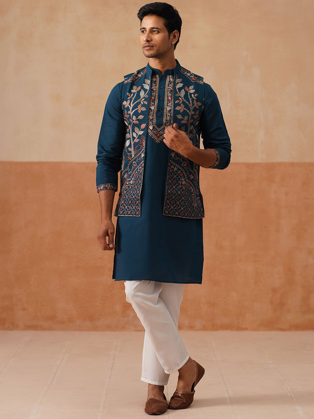 Jompers Ethnic Motifs Yoke Design Mandarin Collar Thread Work Kurta & Trousers & Waistcoat