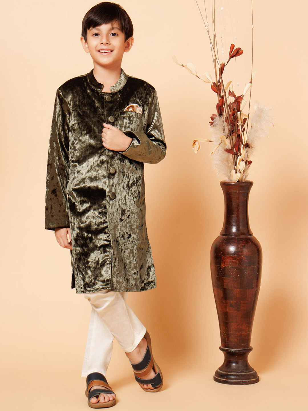 PICCOLO Boys Mandarin Collar Velvet Kurta With Trousers