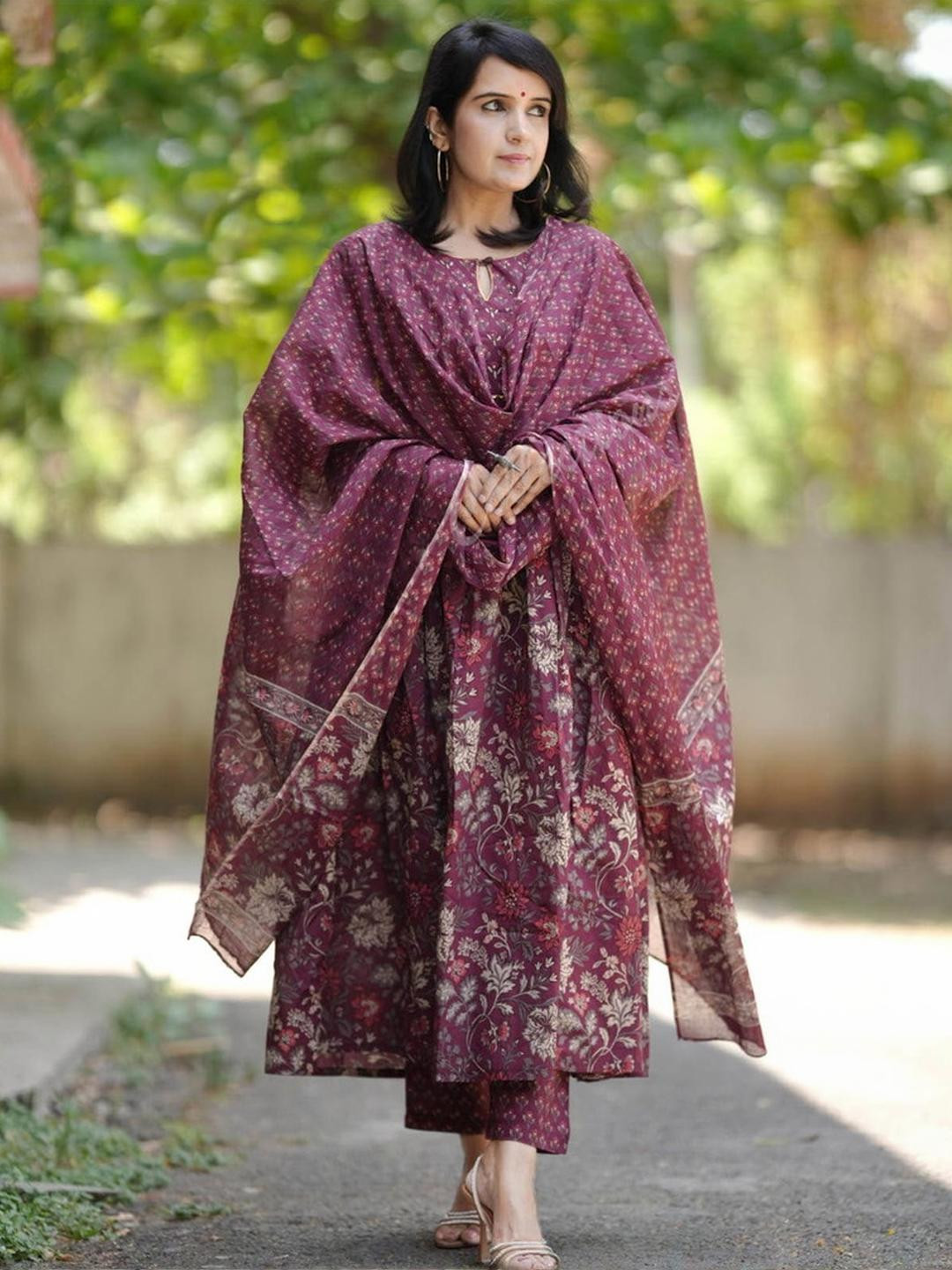 Ridnish Women  Viscose Rayon  Kurta Sets