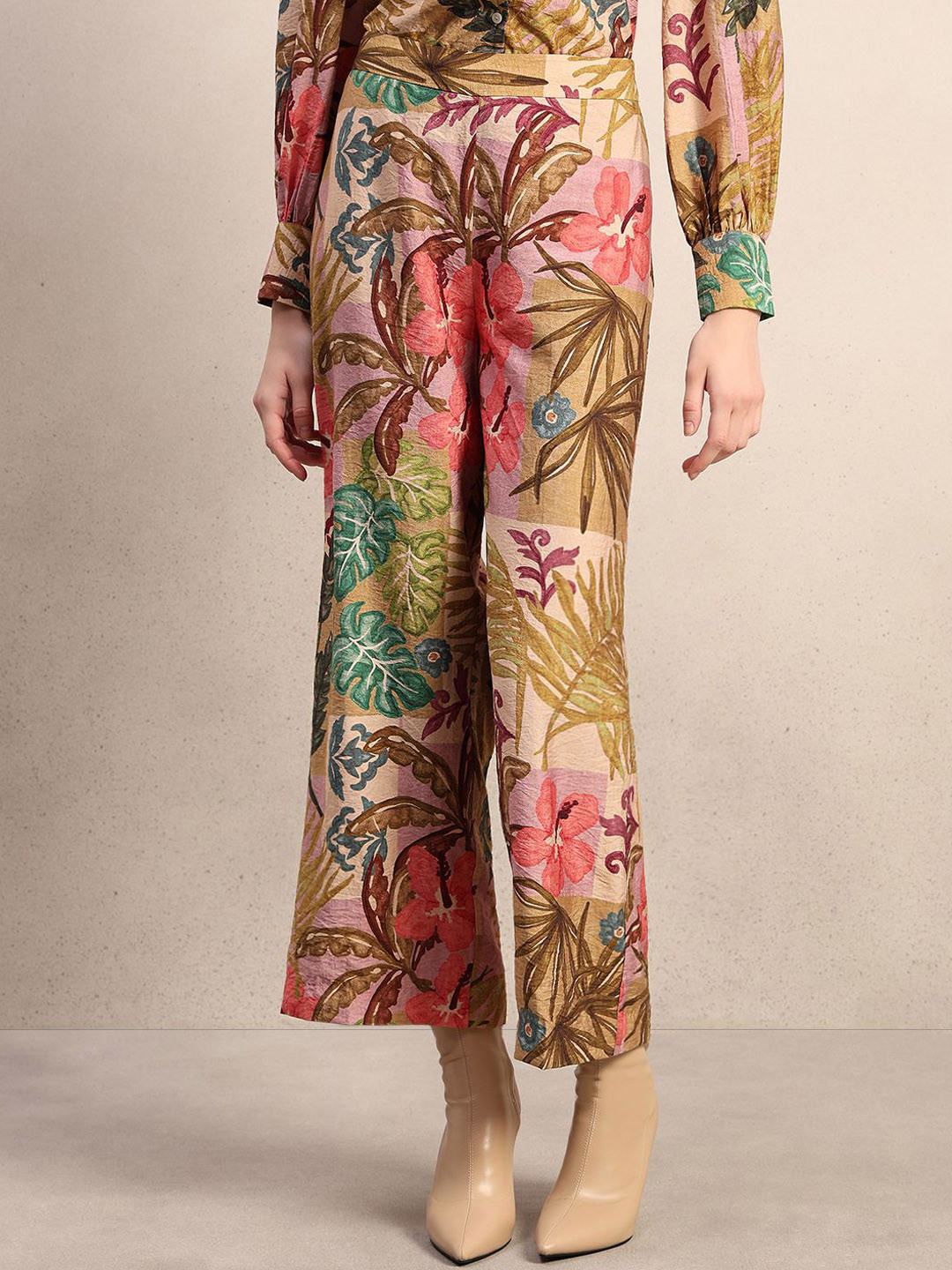 Vero Moda Women Floral Printed Straight Fit High-Rise Trousers