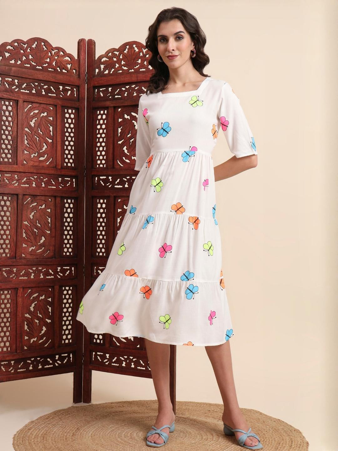 Adi Women White Viscose Rayon Kurtas