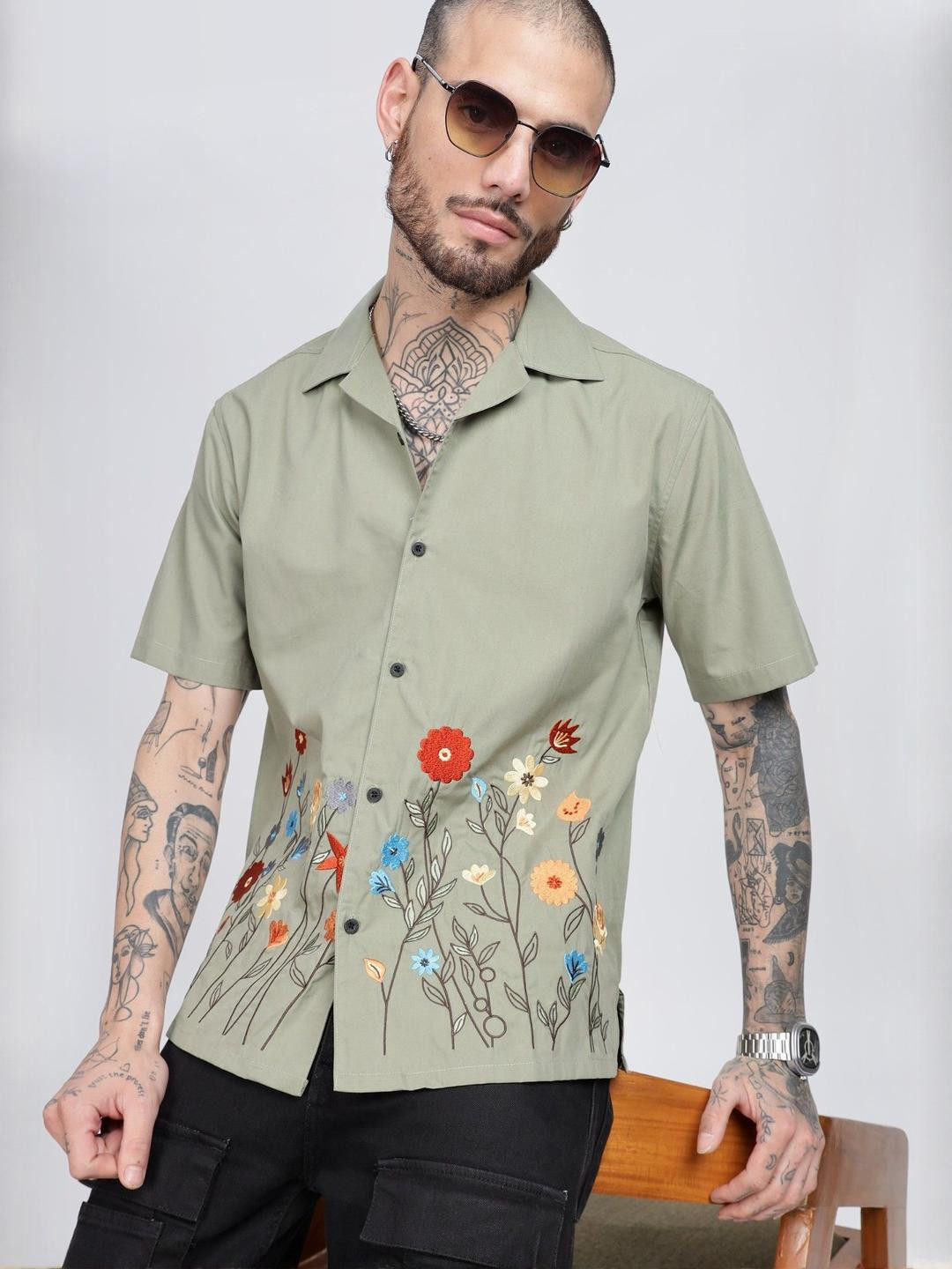 Eszett Modern Floral Embroidered Spread Collar Short Sleeves Cotton Regular Fit Shirt