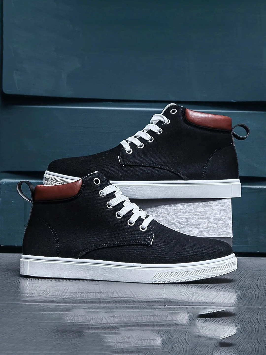 Lejano  Men Colourblocked Lace-Ups Sneakers