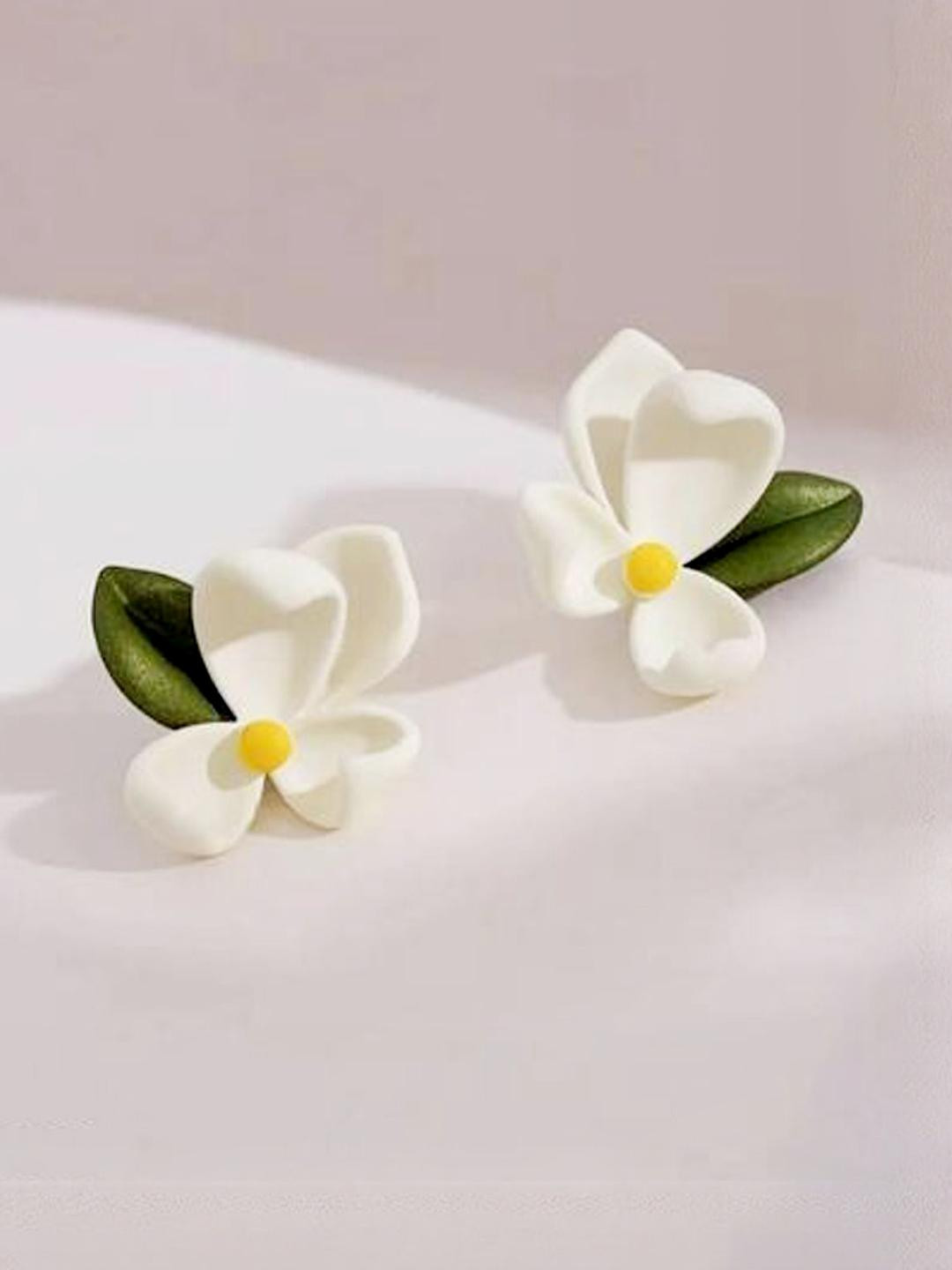 BEYTER Sterling Silver Lightweight Floral Studs