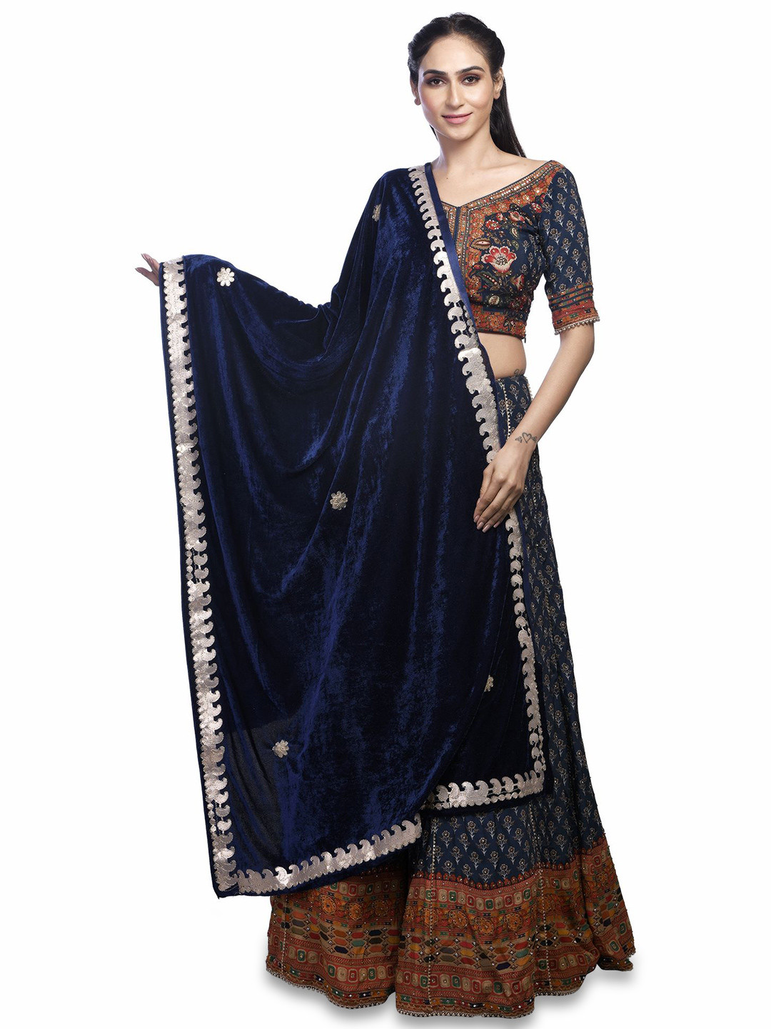 Traditions Bazaar Paisley Embroidered Velvet Dupatta With Gotta Patti
