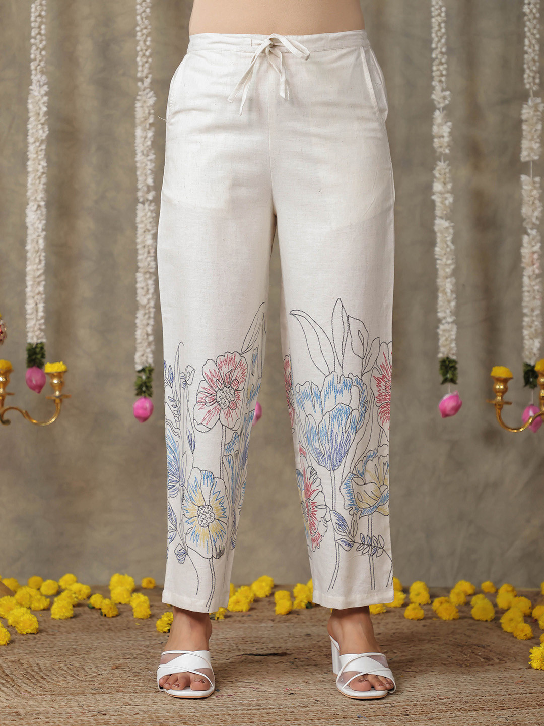 Aramya Floral Printed Mid-Rise Placement Print Trousers