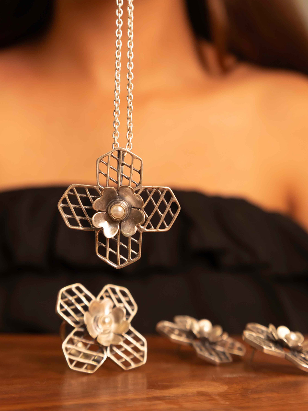 Shyle 925 Sterling Silver Flower Jali Jewellery Set