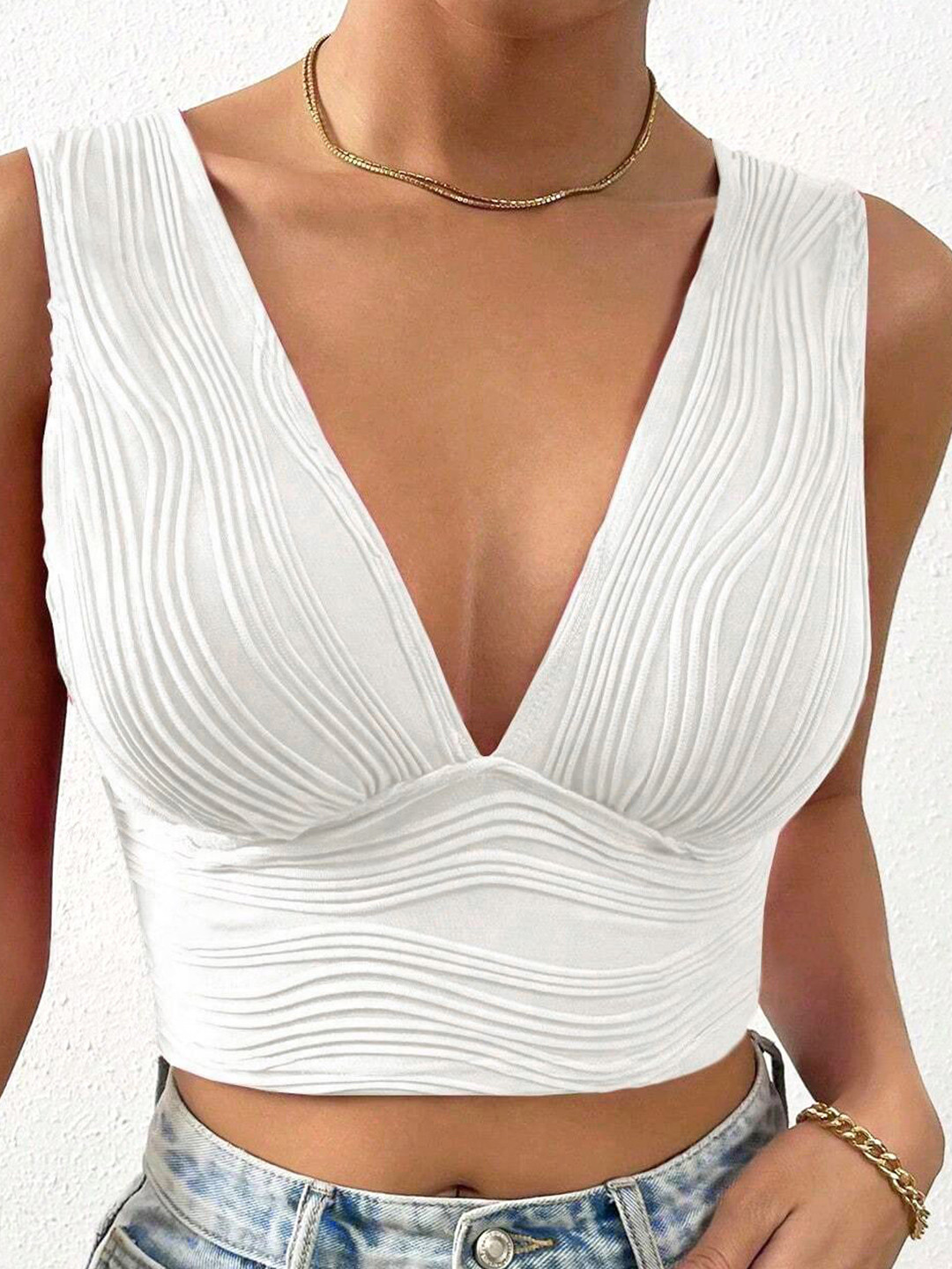 Stylecast X Slyck Solid Pattern V-Neck Fitted Top