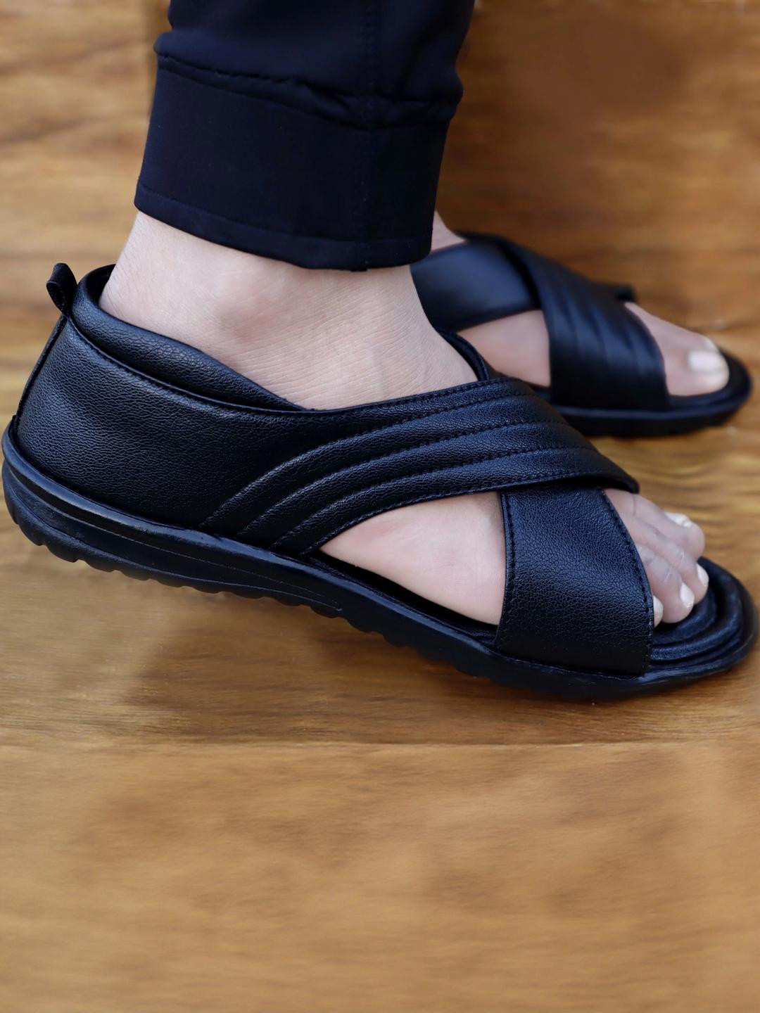 WHITE WALKERS Men Black Casual Sandals