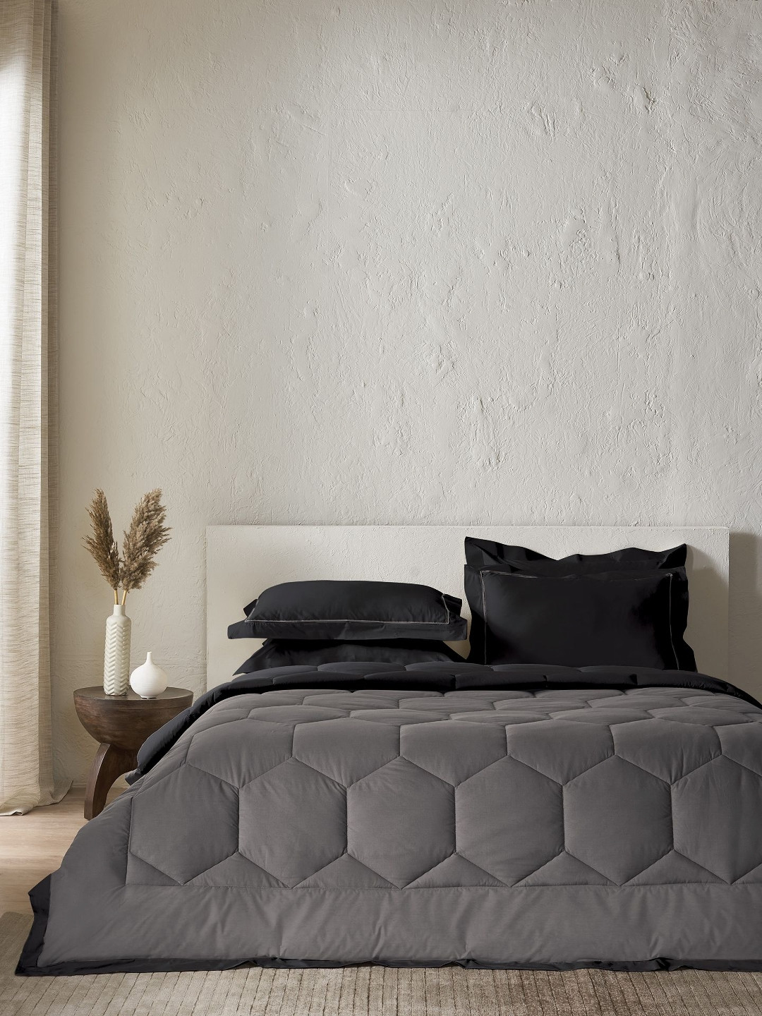 SANSAAR A DDECOR BRAND LIVE CONSCIOUSLY Black & Grey Geometric Cotton 4 Piece Bedding Set