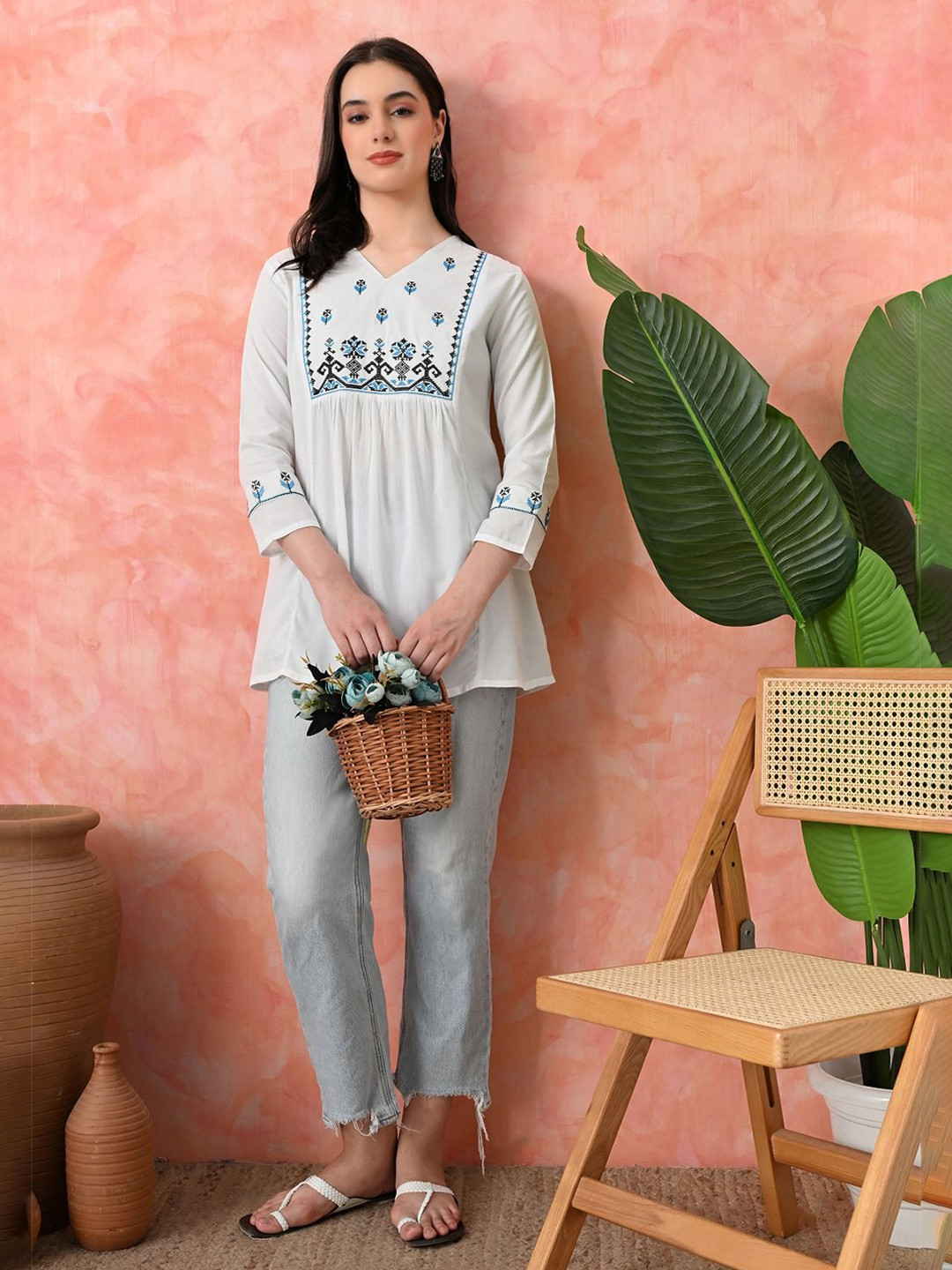 DANEEN Ethnic Motifs Embroidered V-Neck Kurti