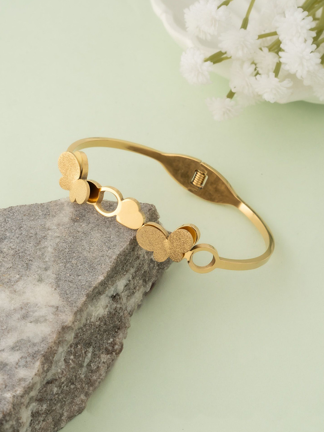 DIVASTRI Women Emerald Gold-Plated Bangle-Style Bracelet