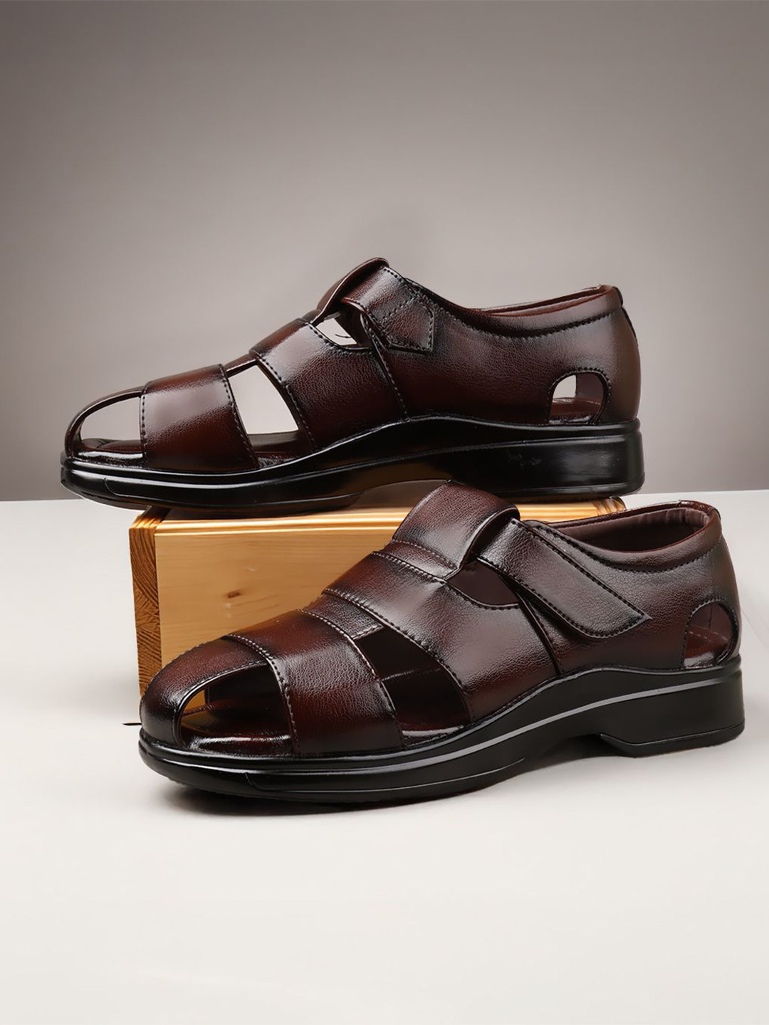 Woyak Men Velcro Shoe-Style Sandals