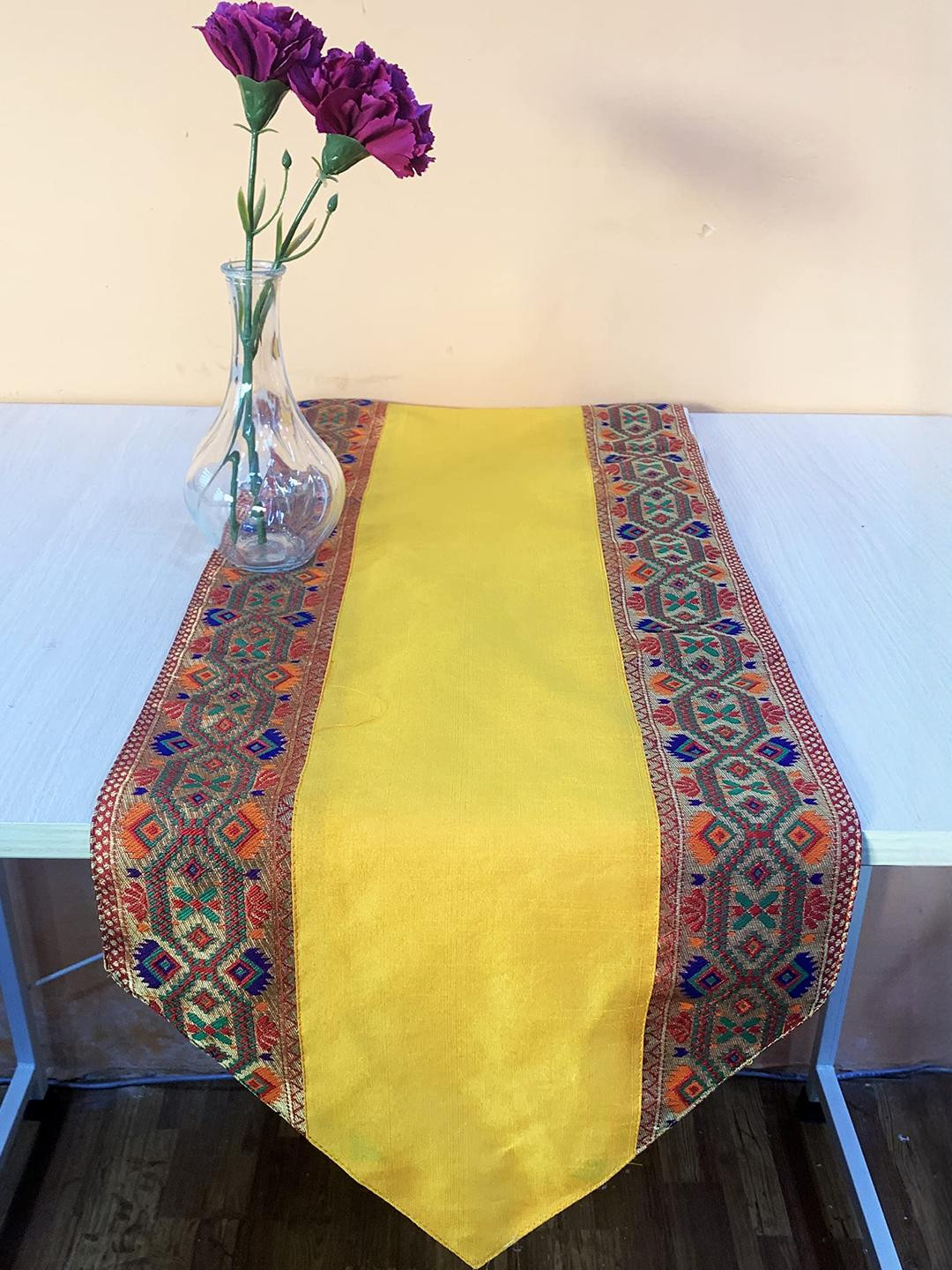 Pinkparrot Jacquard table runner