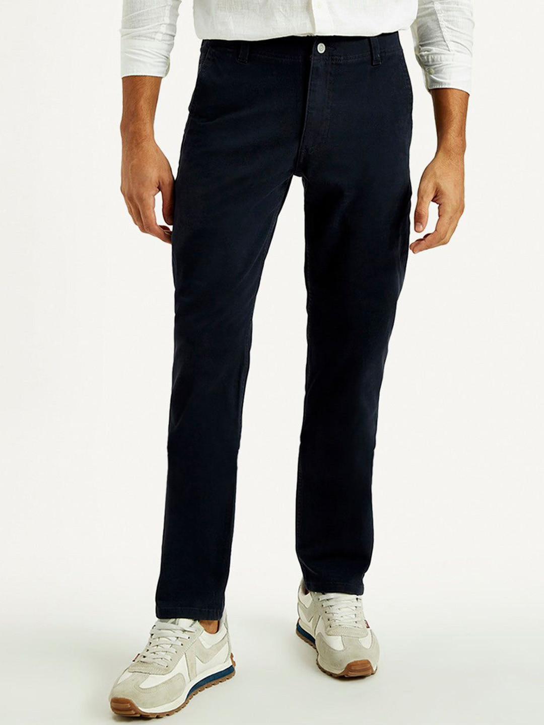 Levis Men Solid Mid-Rise Slim Fit Chinos Trousers