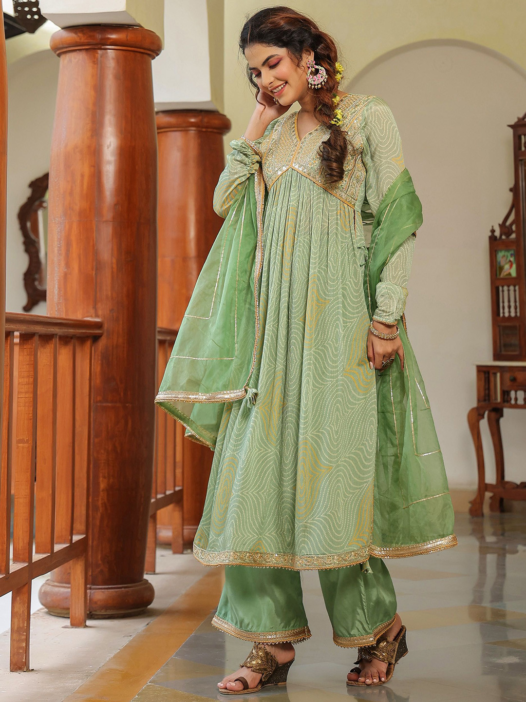 AARAAS Women Printed Regular Chikankari Kurta & Palazzos With Dupatta