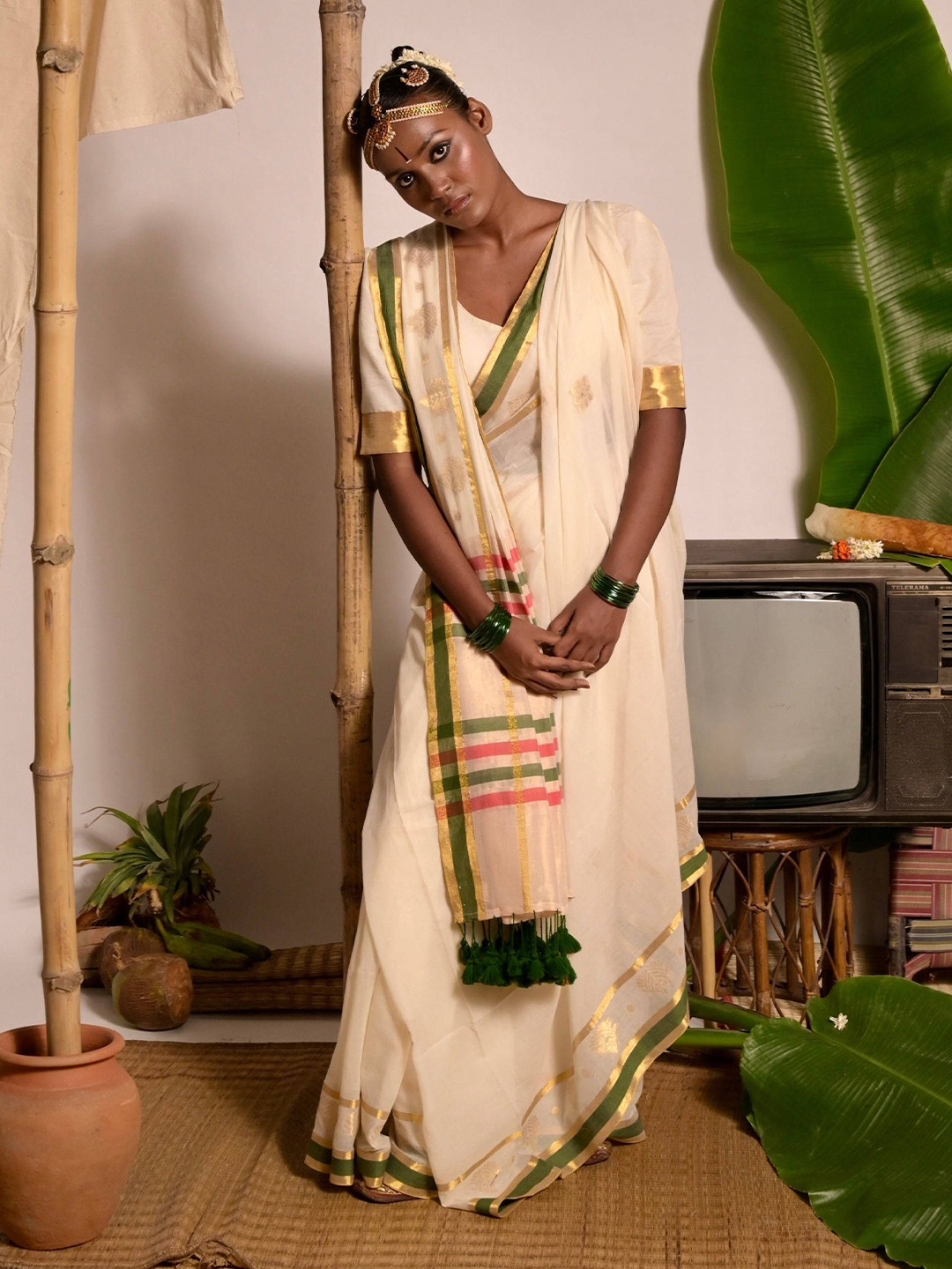 HUTS AND LOOMS Off White Handwoven Mul Cotton Saree
