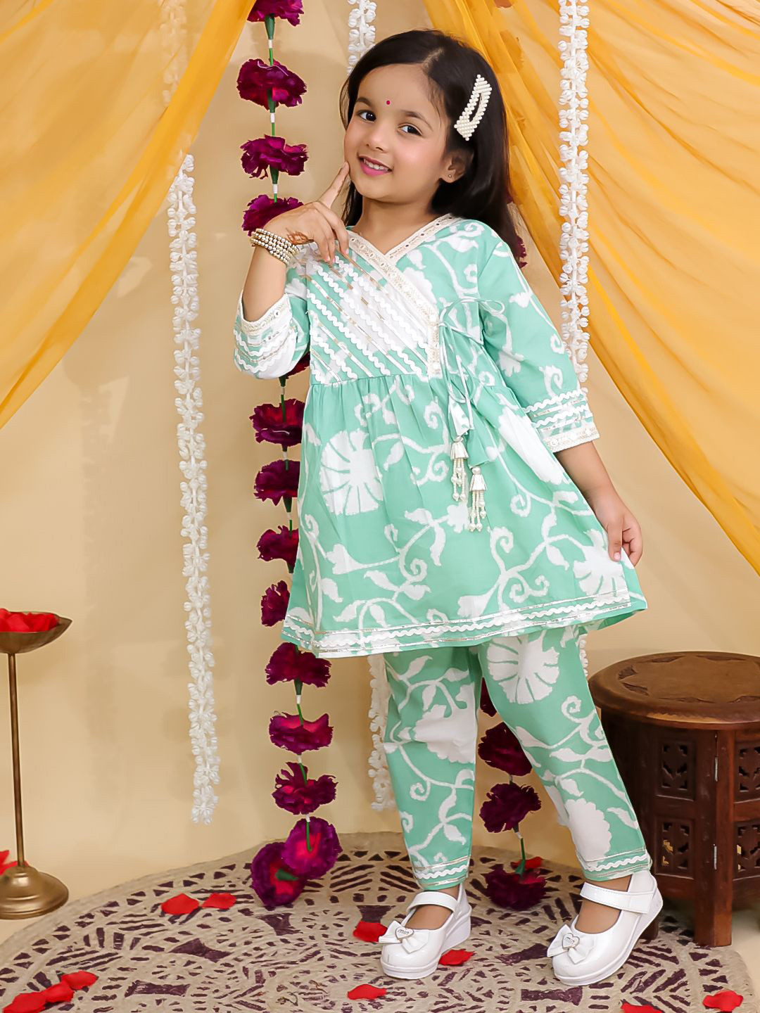 Aj DEZInES Girls Green Cotton 3/4th Sleeves Floral Printed with Lace Suit Set