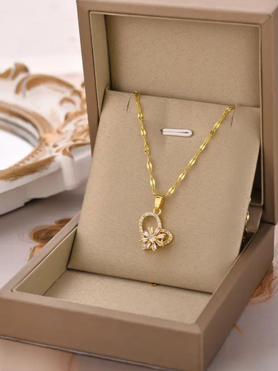 Estailo fashion Women Gold-Plated Stones-Studded Heart Shaped Pendant With Chain