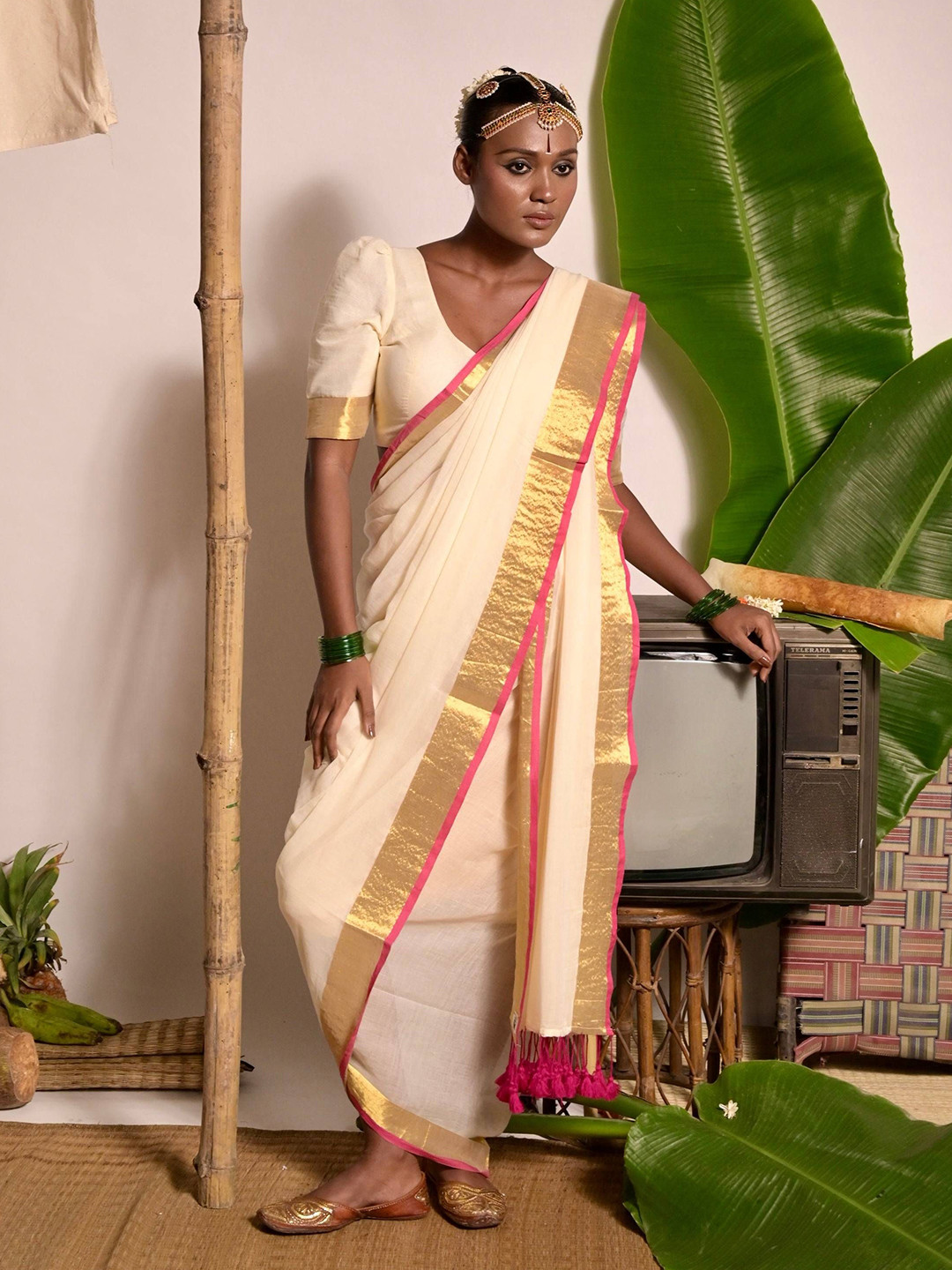 HUTS AND LOOMS Off White Mul Cotton Handwoven Saree with Golden and Pink Border