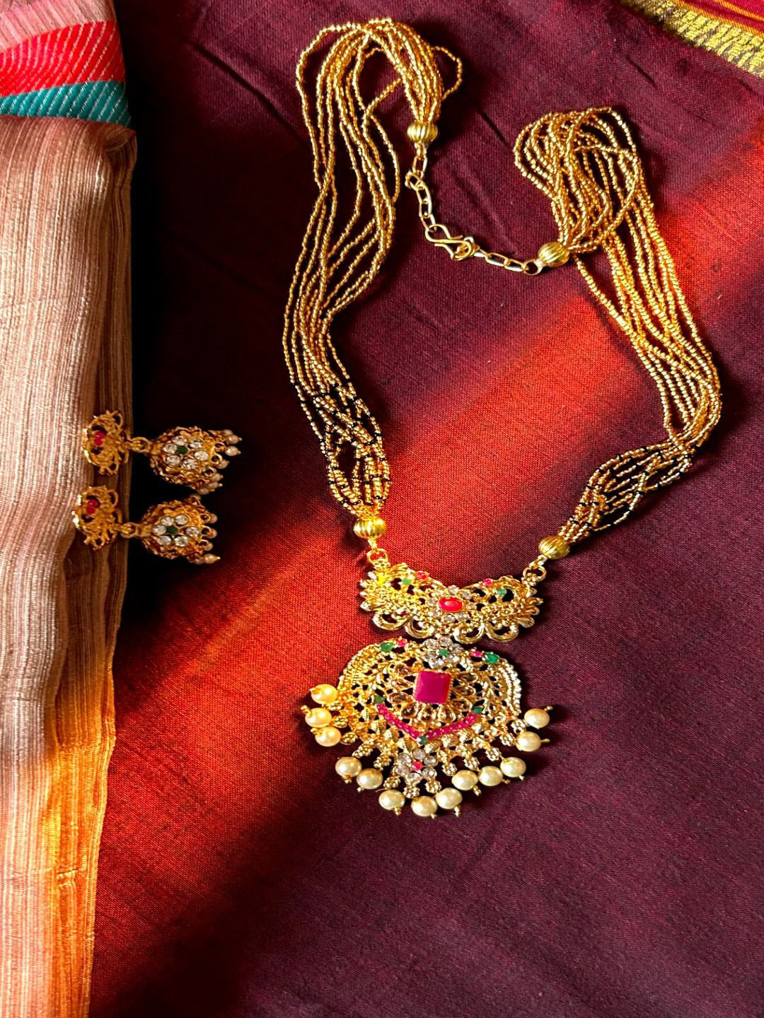 HT CREATION Gold-Plated Kundan-Studded & Beaded Jewellery Set