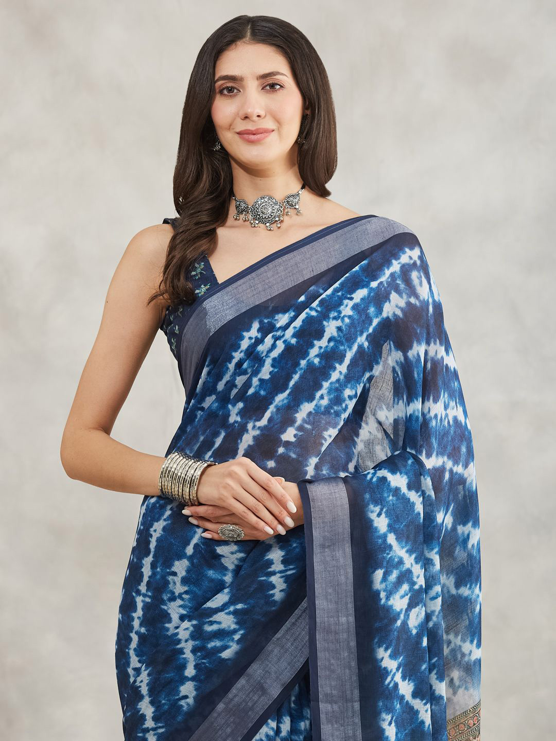 Janasya Women Indigo Tie & Dye Printed Saree