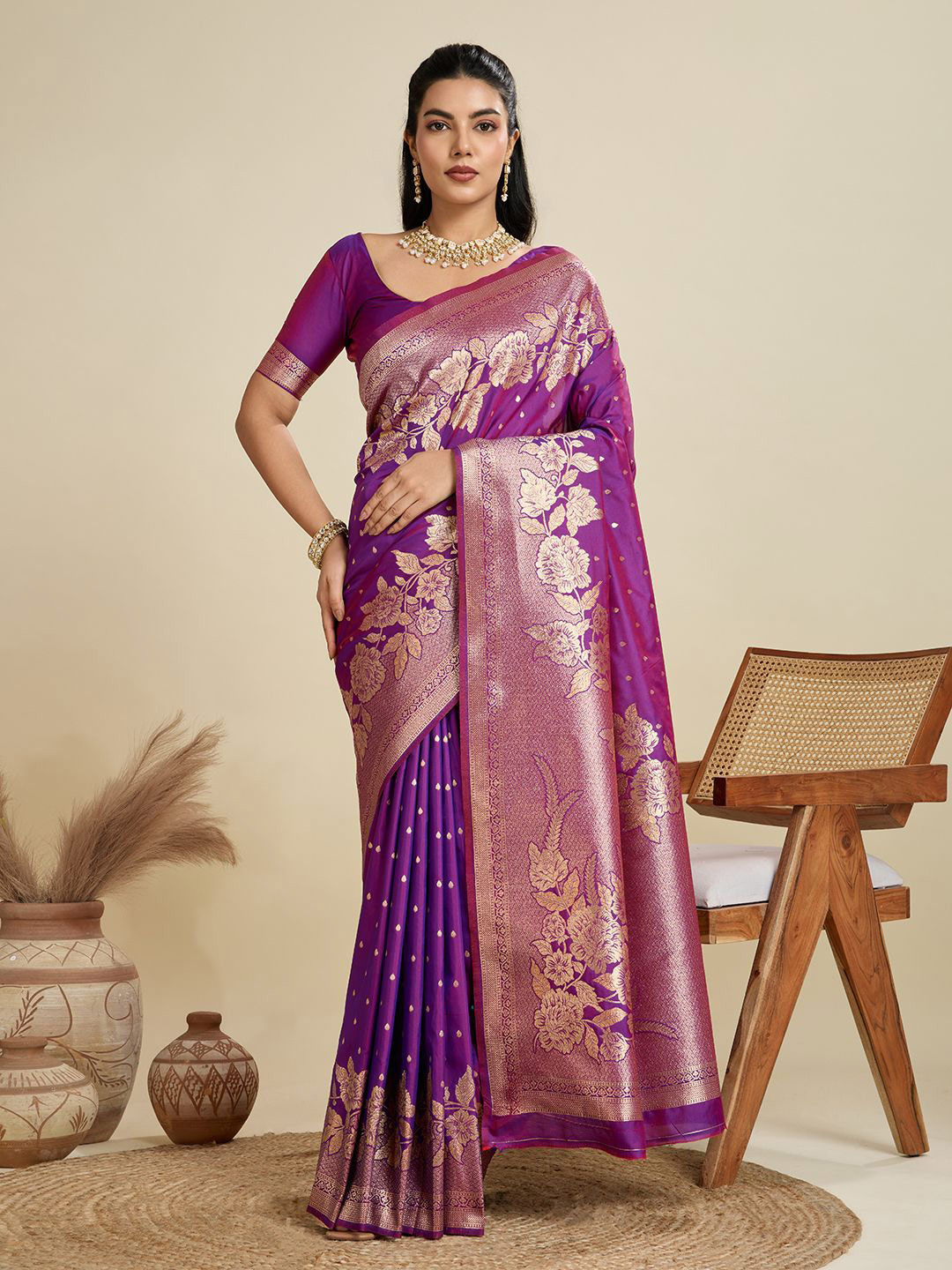 VISHNU WEAVES Zari Woven Butti Banarasi Silk Saree with Big Flower Border and Detail Work