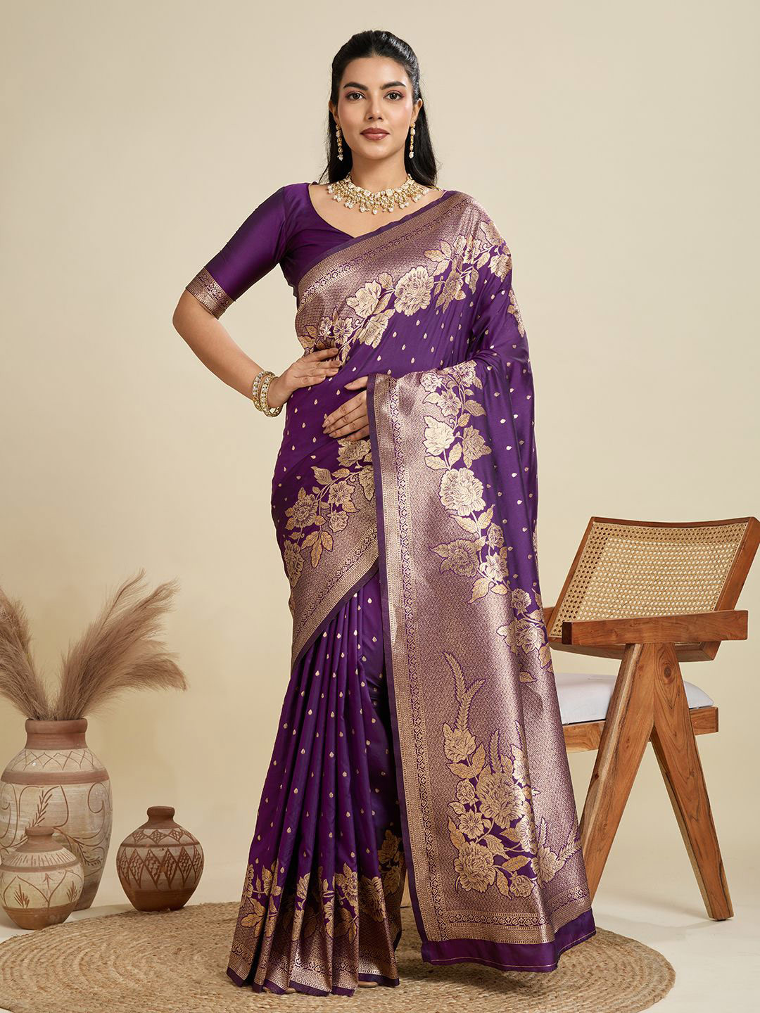VISHNU WEAVES Zari Woven Butti Banarasi Silk Saree with Big Flower Border and Detail Work